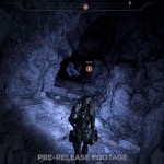 Райдер в пещере с фонариком