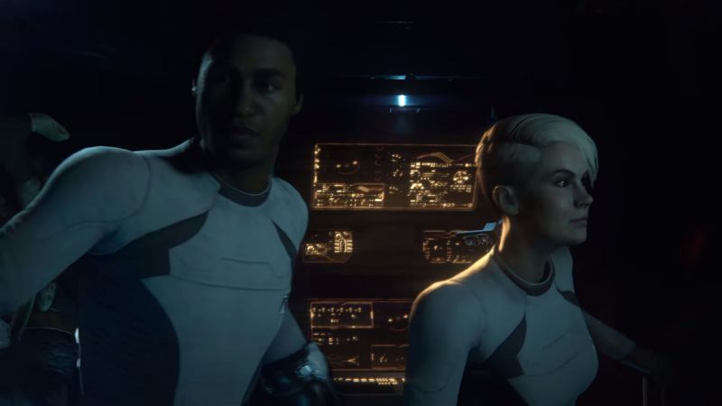 Лиам и Кора на командном мостике смотрят на голограмму - скриншот