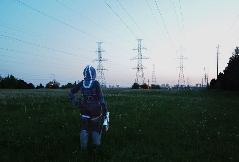 Косплей кварианки, Тали гуляет по полянке - фото whimsicalsquidco
