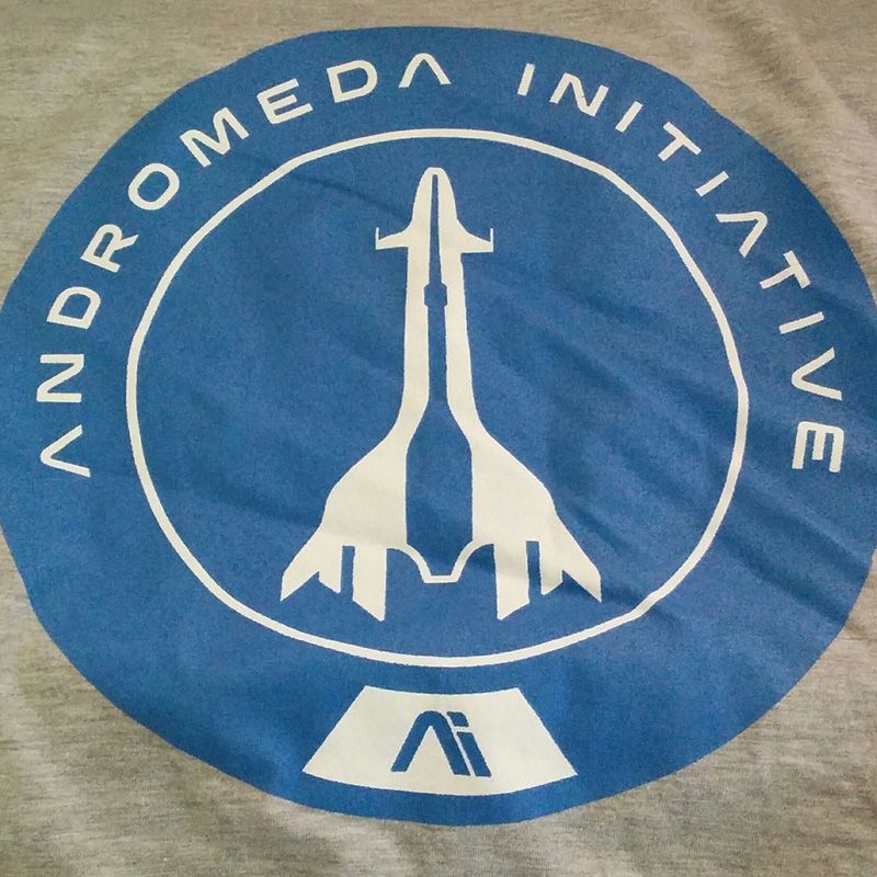 Йос Хэндрис поделился фотографией своей новой футболки. Как видите, надпись "AI" это аббревиатура Andromeda Initiative